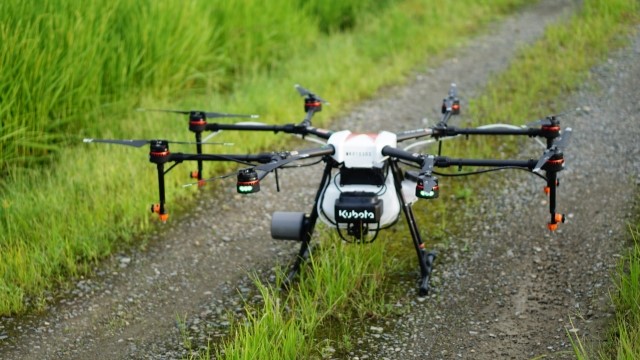 散布ドローンによる除草剤散布
